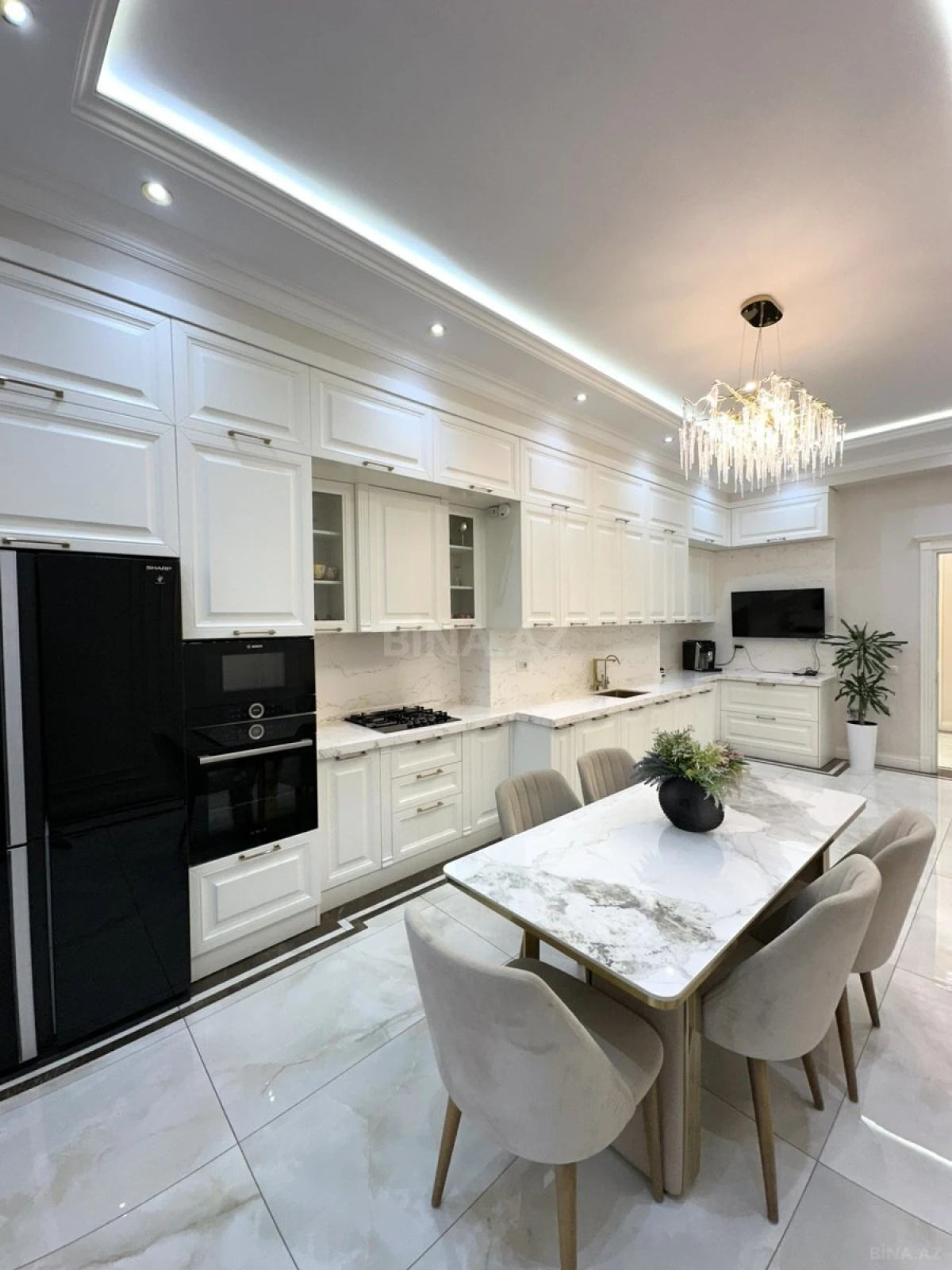 Satılır 4 otaqlı mənzil 200 m²