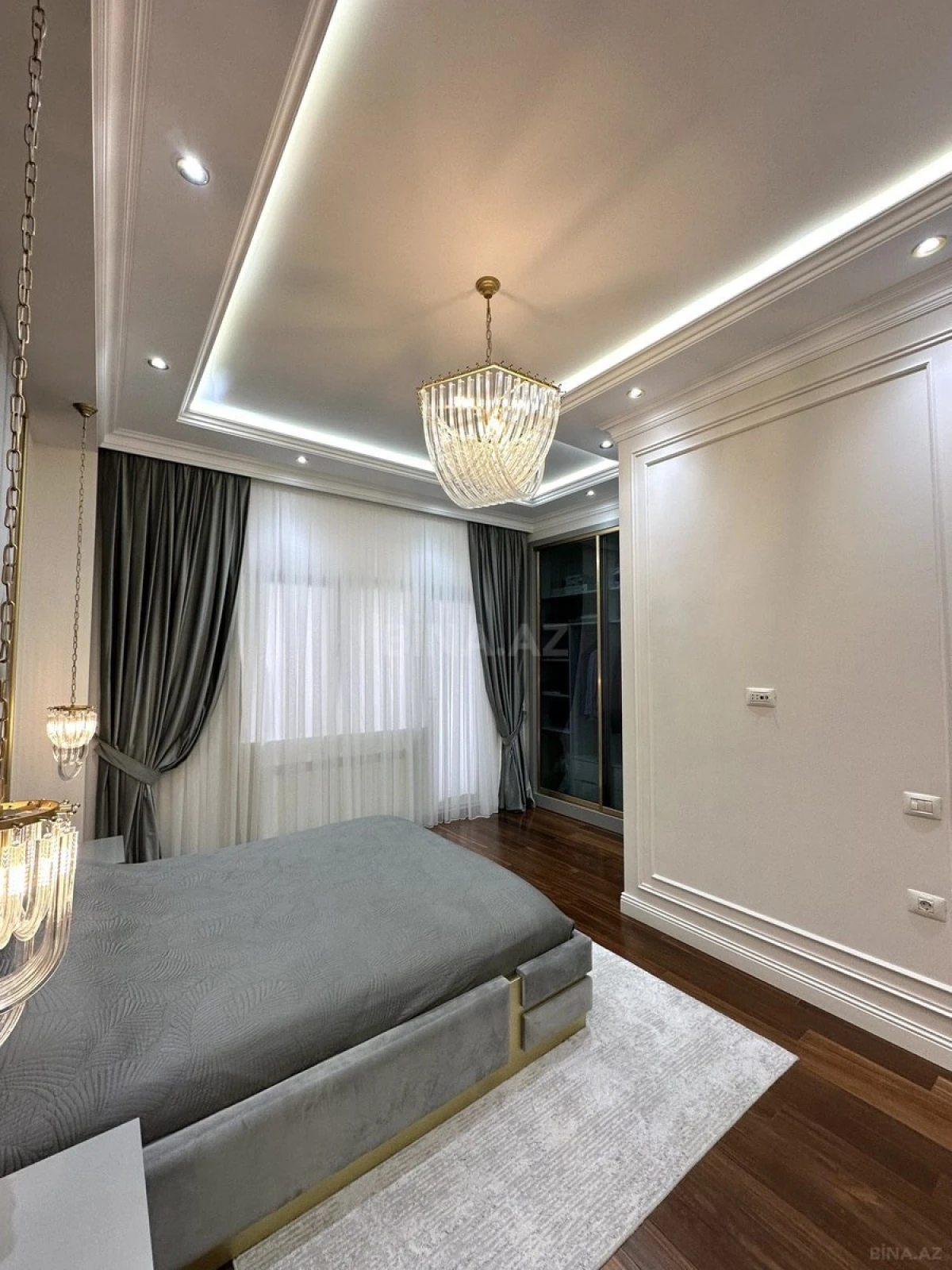 Satılır 4 otaqlı mənzil 200 m²
