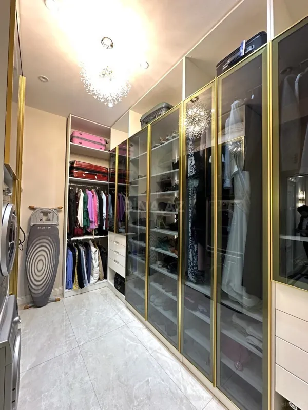 Satılır 4 otaqlı mənzil 200 m²