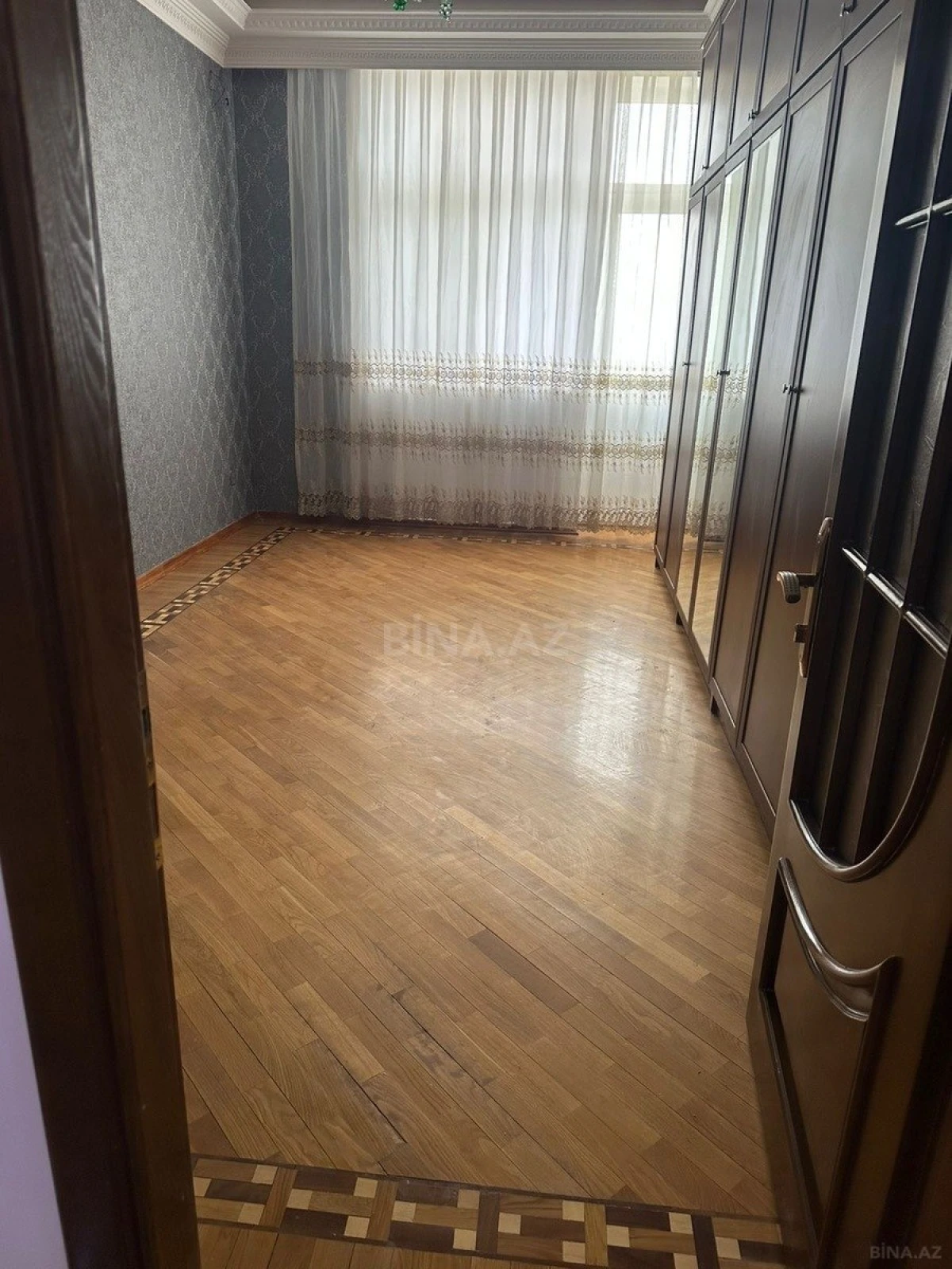 Kirayə verilir 4 otaqlı mənzil 214 m²