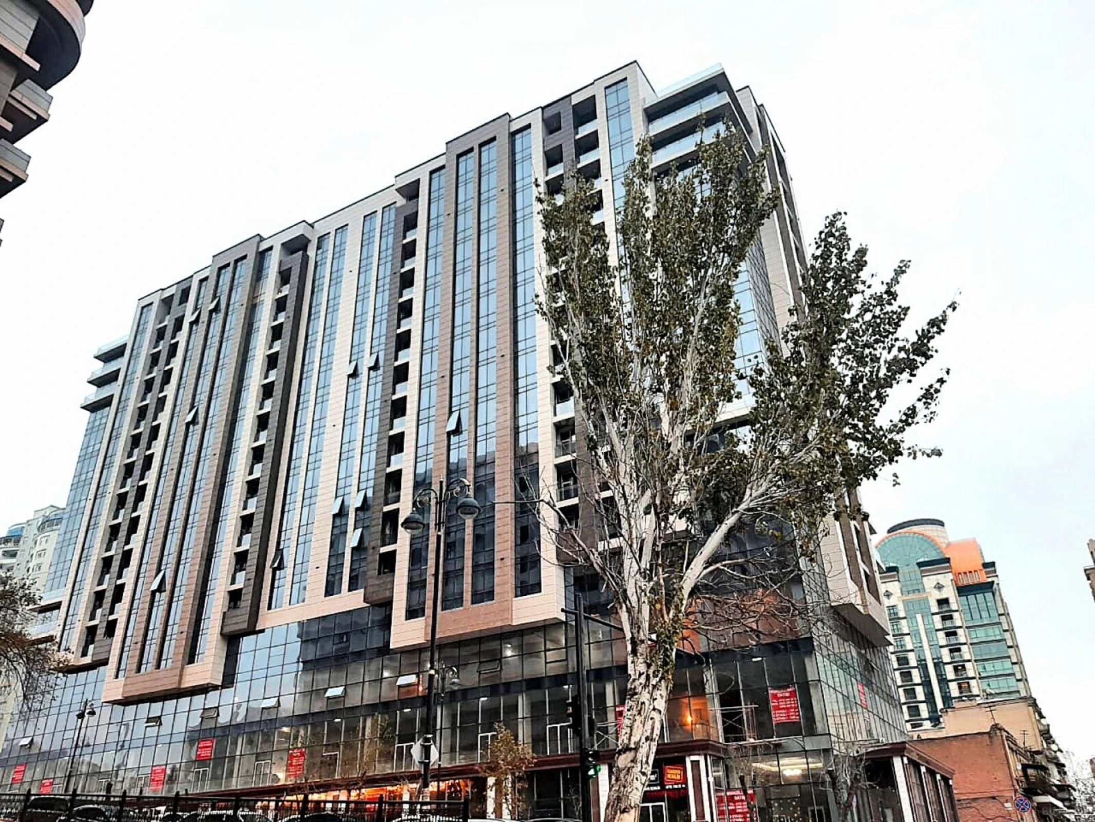 Satılır 4 otaqlı mənzil 217 m²