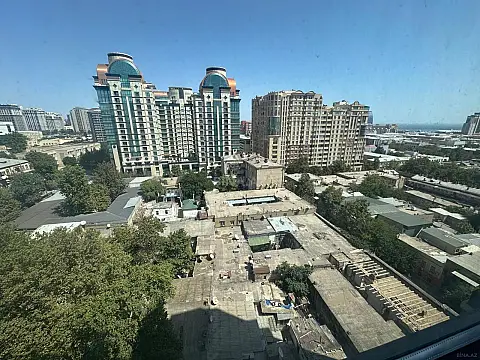 Satılır 4 otaqlı mənzil 217 m²
