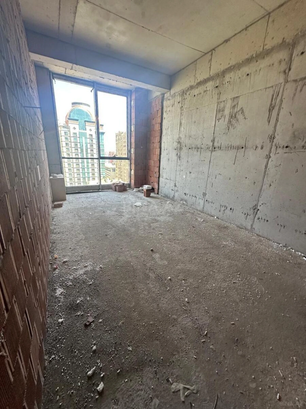 Satılır 4 otaqlı mənzil 217 m²