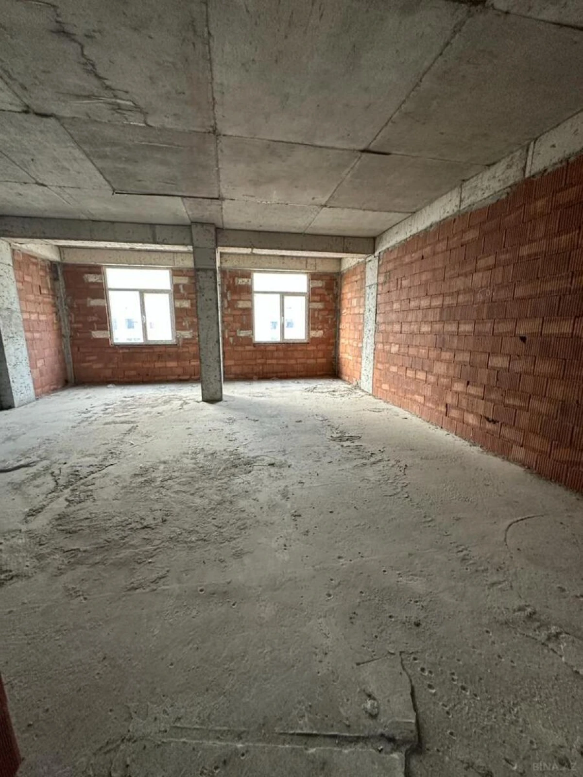 Satılır 4 otaqlı mənzil 217 m²