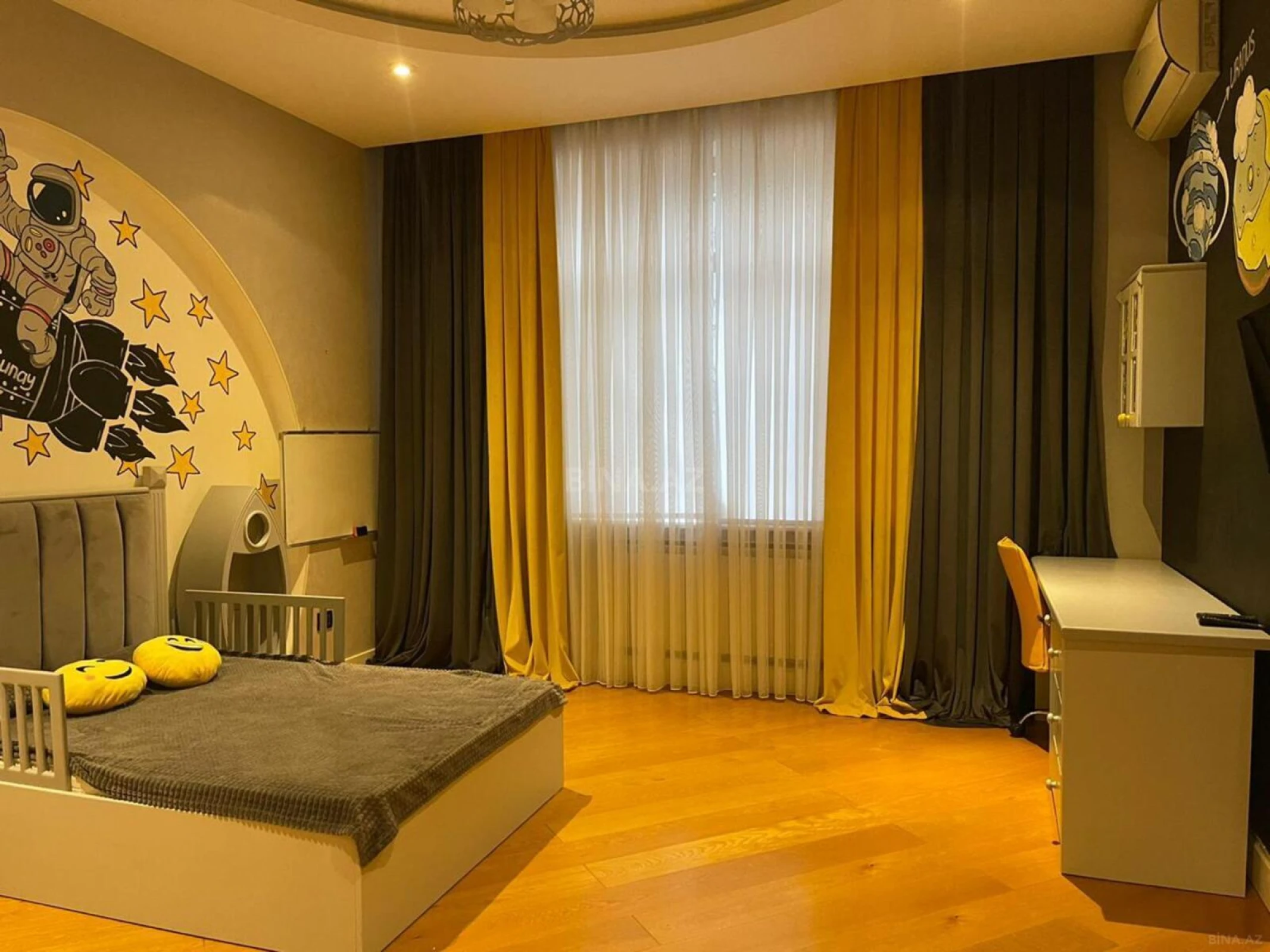 Satılır 4 otaqlı mənzil 240 m²