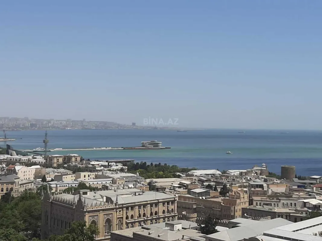 Satılır 4 otaqlı mənzil 240 m²