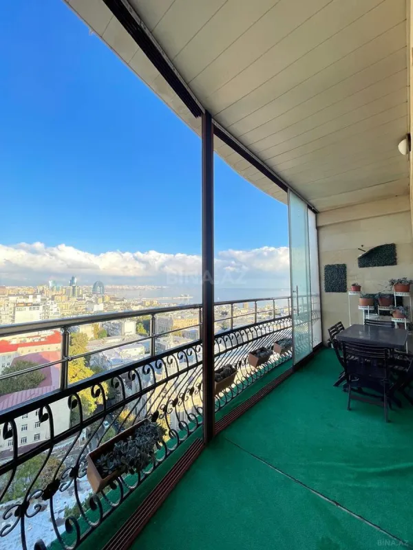 Satılır 4 otaqlı mənzil 240 m²