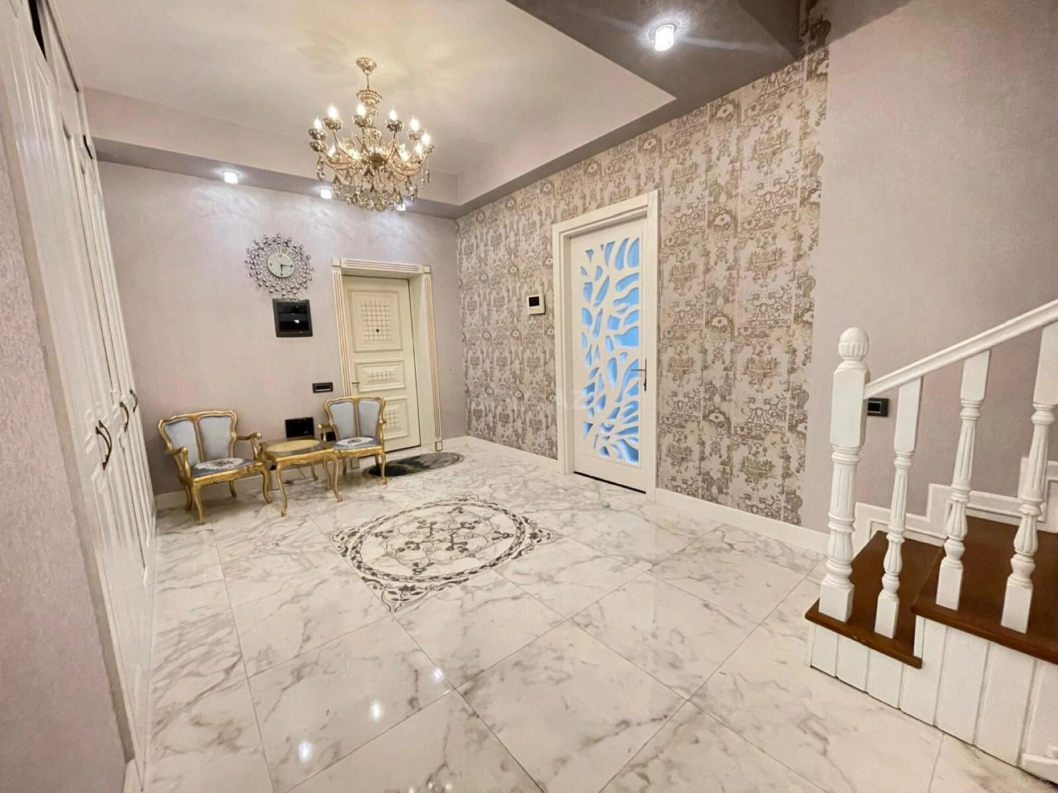 Satılır 4 otaqlı mənzil 240 m²