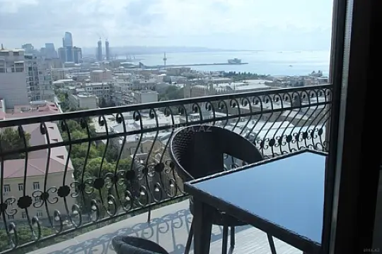 Satılır 4 otaqlı mənzil 240 m²