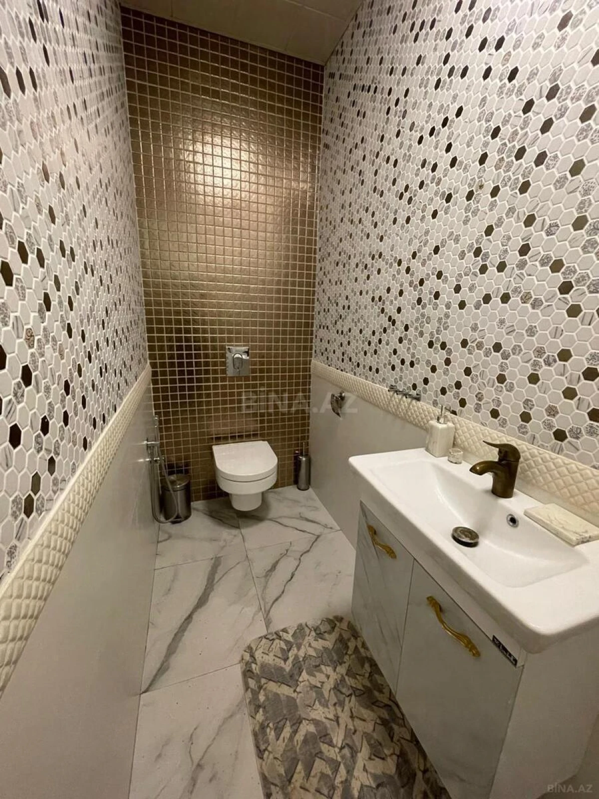 Satılır 4 otaqlı mənzil 240 m²