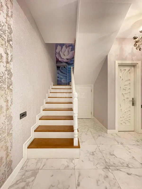 Satılır 4 otaqlı mənzil 240 m²