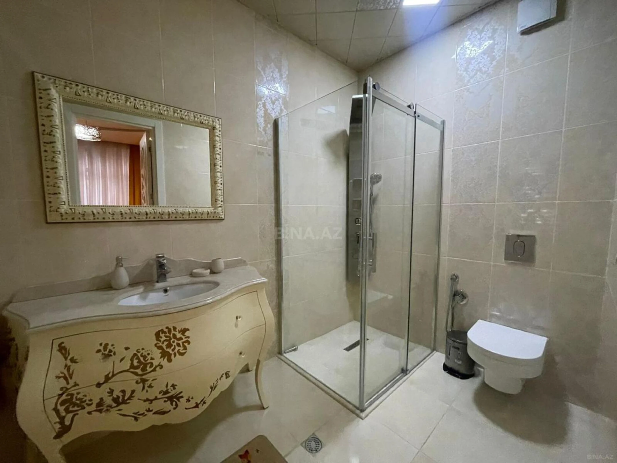 Satılır 4 otaqlı mənzil 240 m²