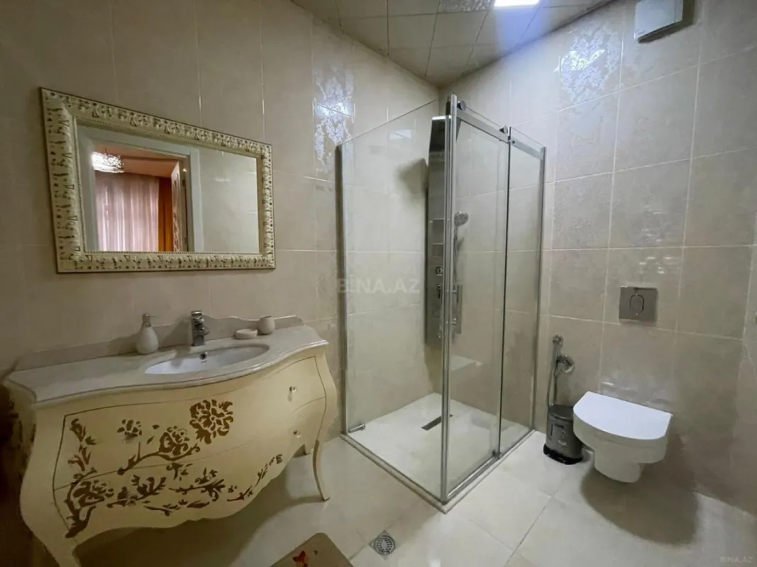 Satılır 4 otaqlı mənzil 240 m²