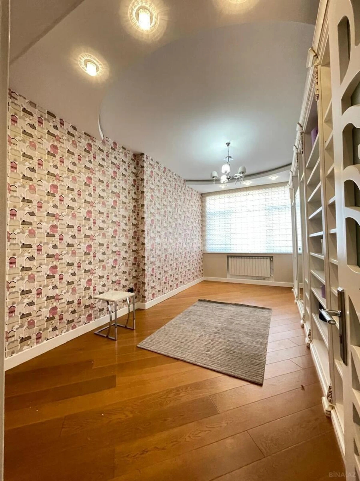 Satılır 4 otaqlı mənzil 240 m²