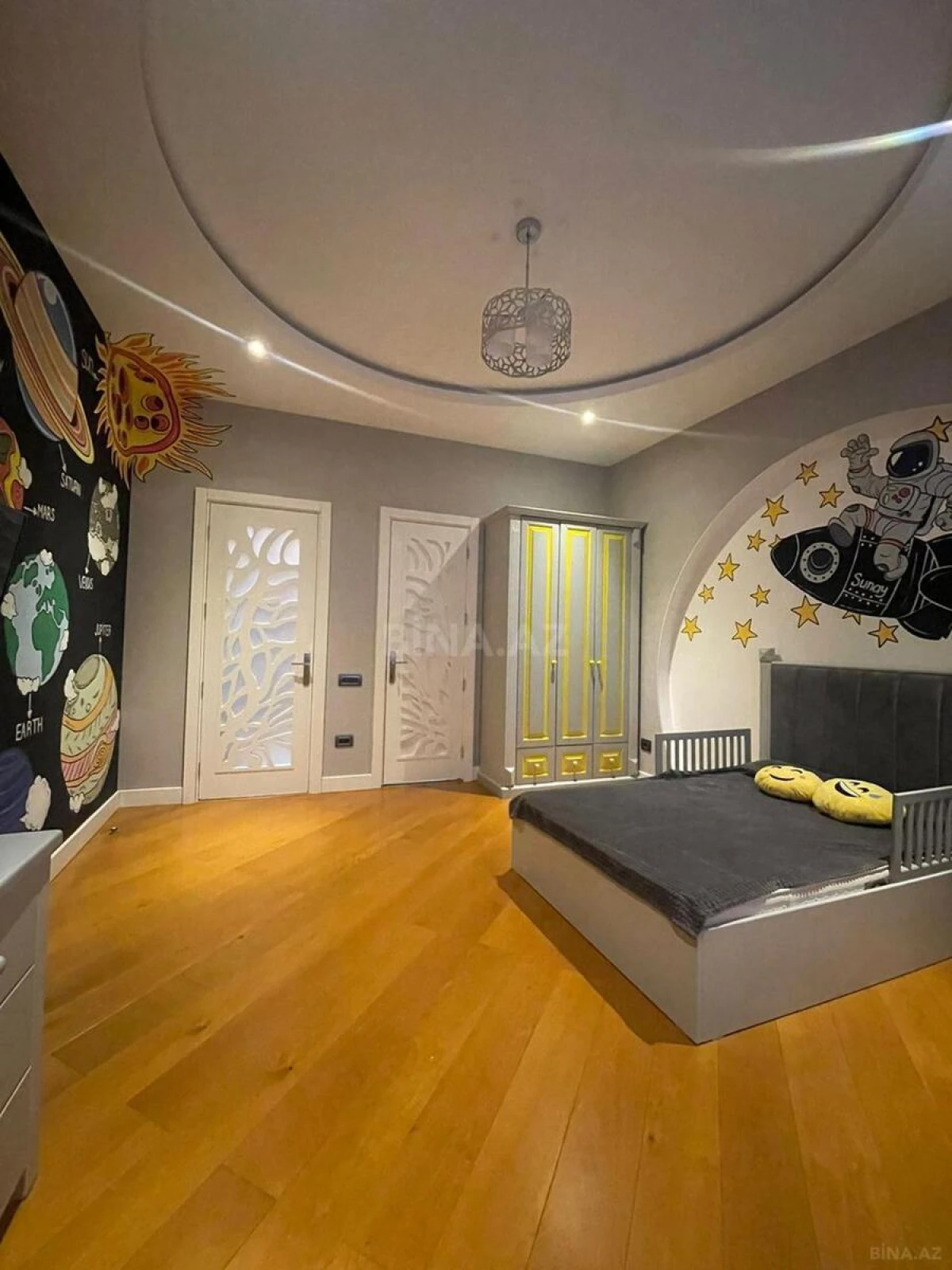 Satılır 4 otaqlı mənzil 240 m²