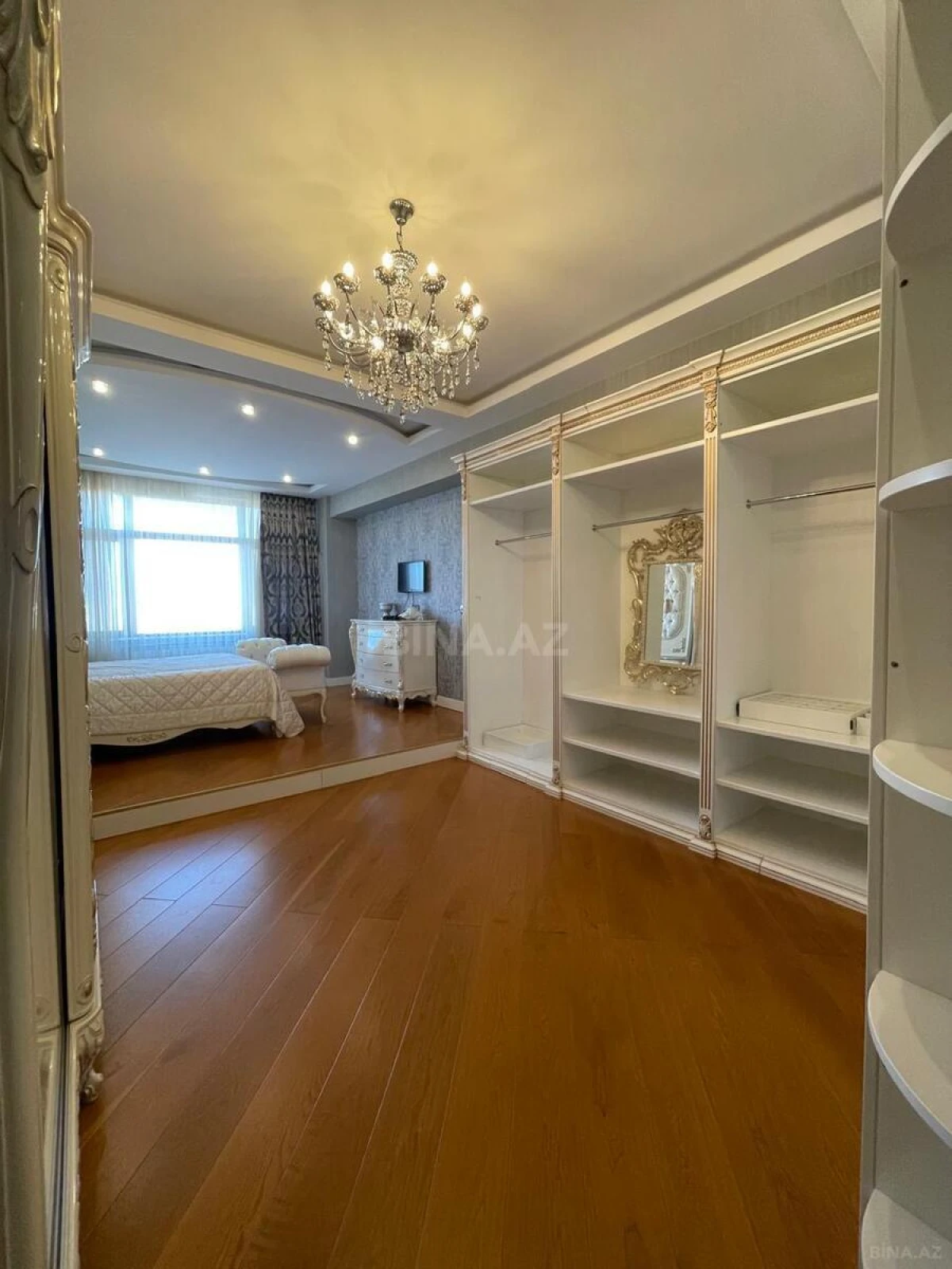 Satılır 4 otaqlı mənzil 240 m²