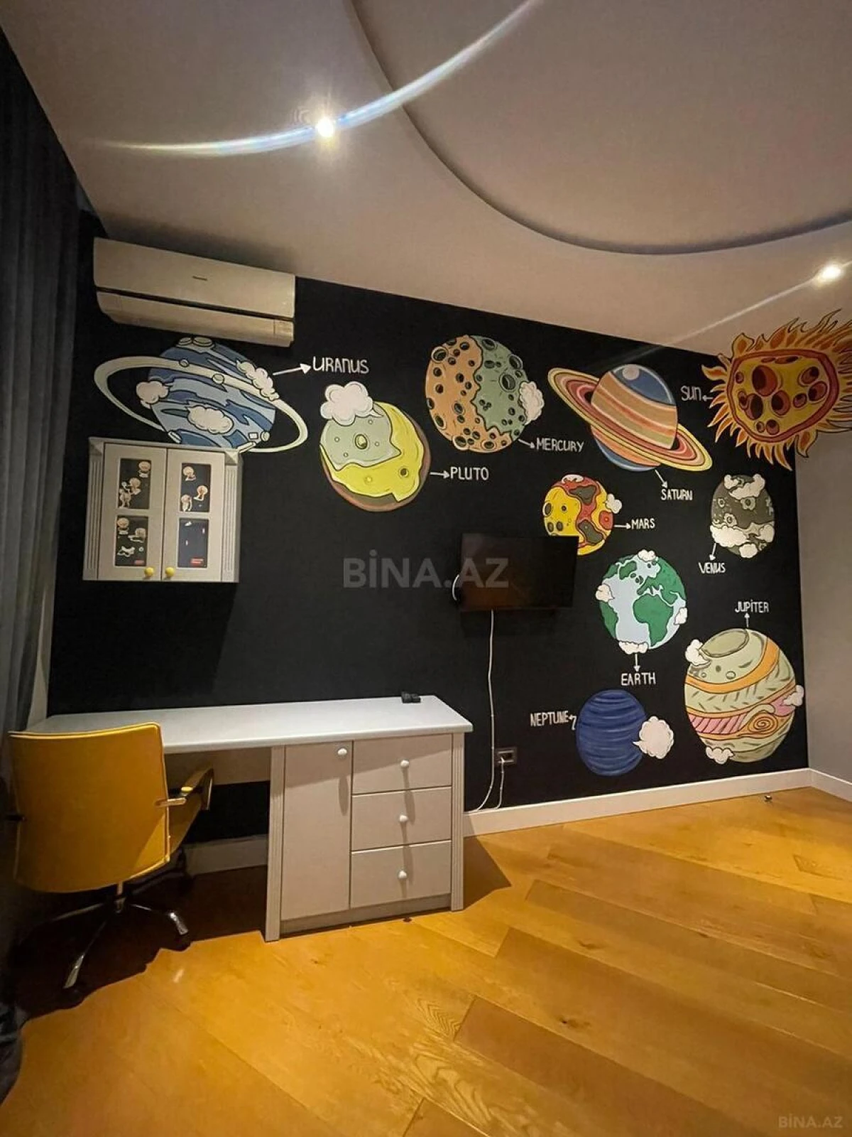 Satılır 4 otaqlı mənzil 240 m²