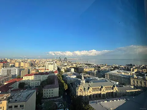 Satılır 4 otaqlı mənzil 240 m²