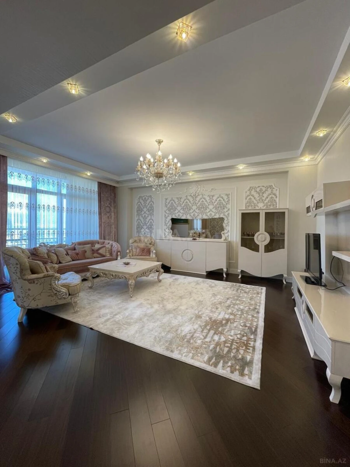 Satılır 4 otaqlı mənzil 240 m²