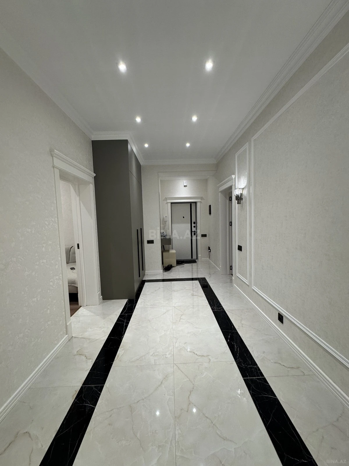 Satılır 3 otaqlı mənzil 135 m²