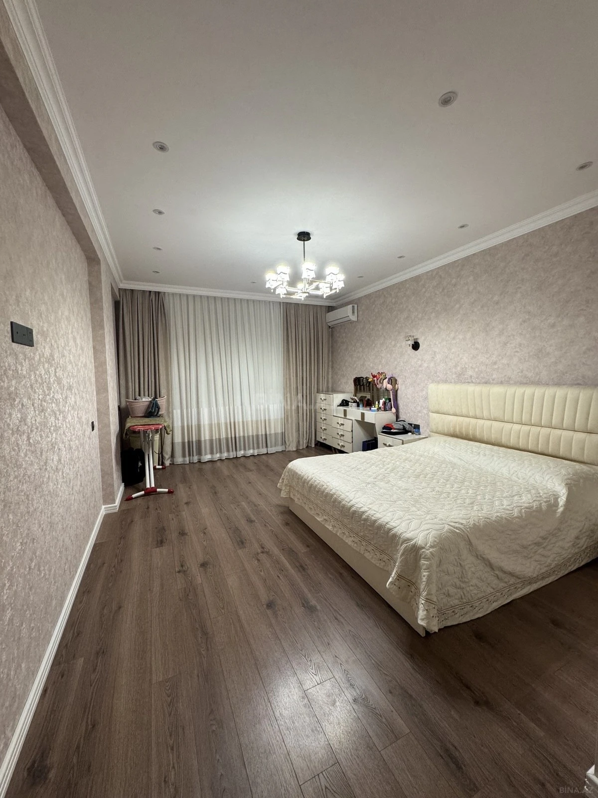 Satılır 3 otaqlı mənzil 135 m²