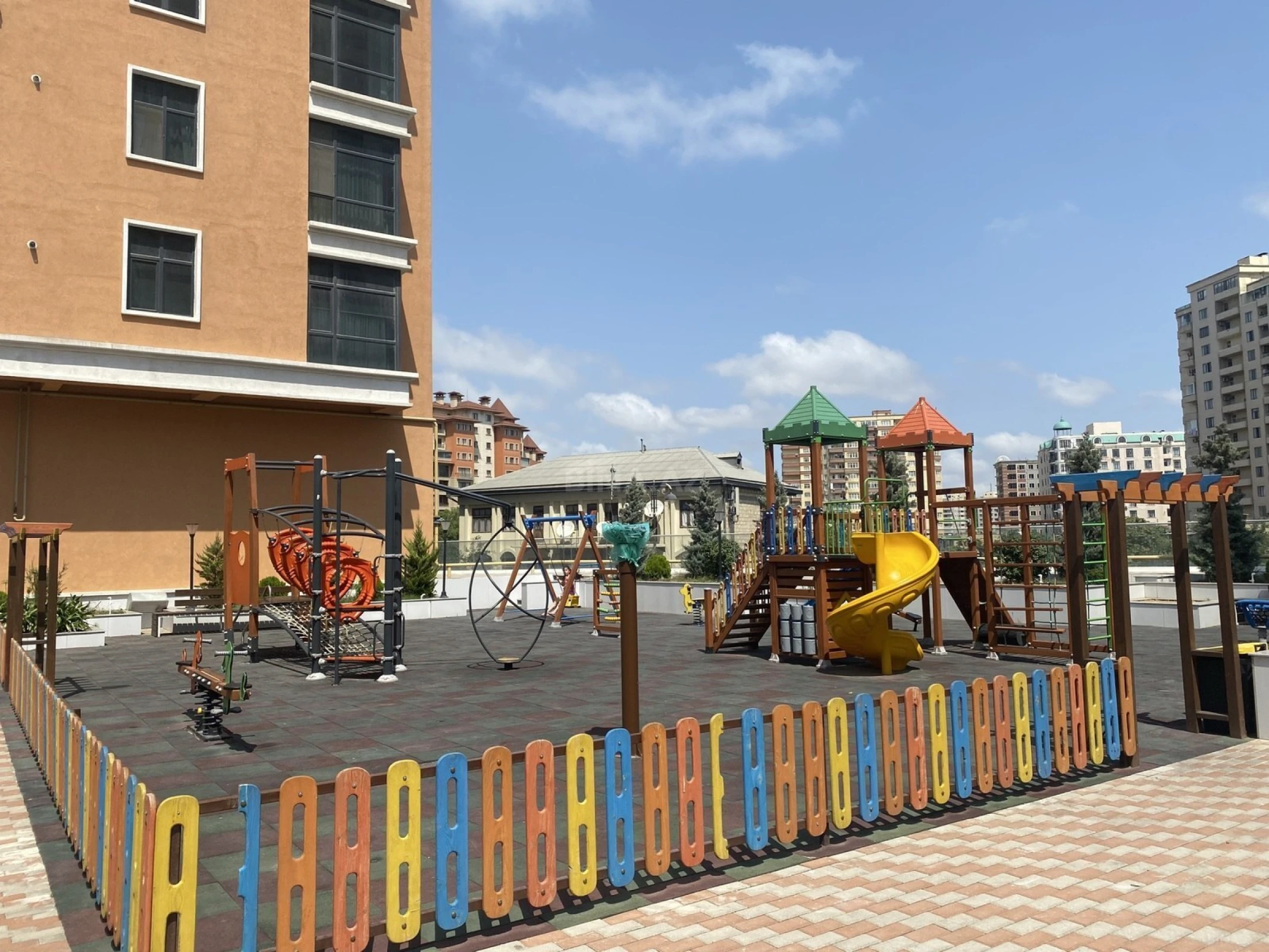 Satılır 3 otaqlı mənzil 162 m²