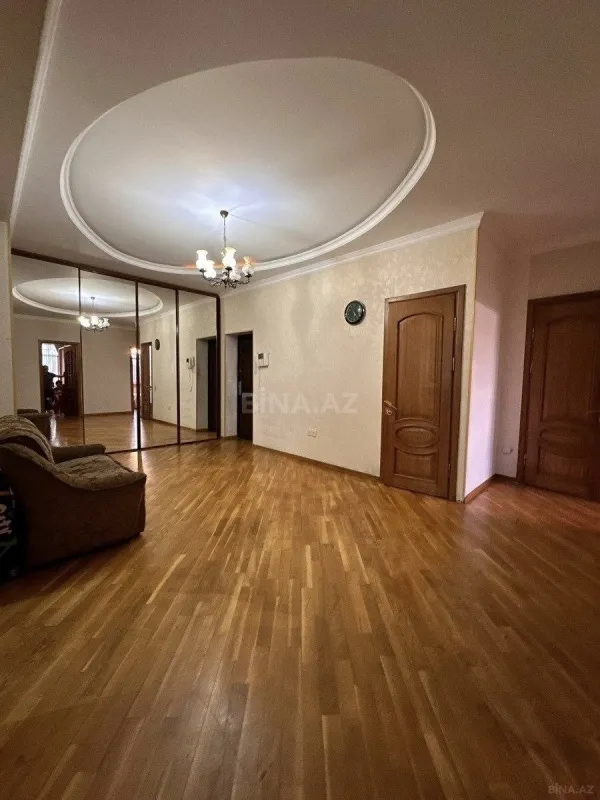 Satılır 3 otaqlı mənzil 130 m²