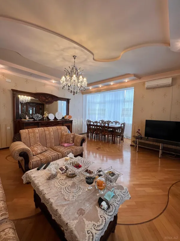 Satılır 4 otaqlı mənzil 185 m²
