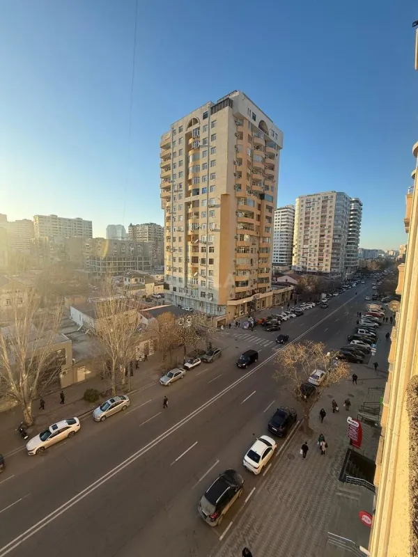 Satılır 4 otaqlı mənzil 185 m²