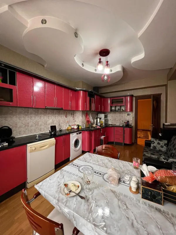 Satılır 4 otaqlı mənzil 185 m²