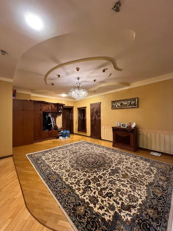 Satılır 4 otaqlı mənzil 185 m²
