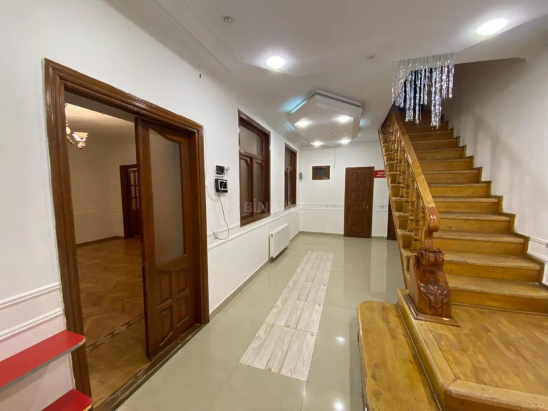 Satılır 9 otaqlı həyət evi 450 m²