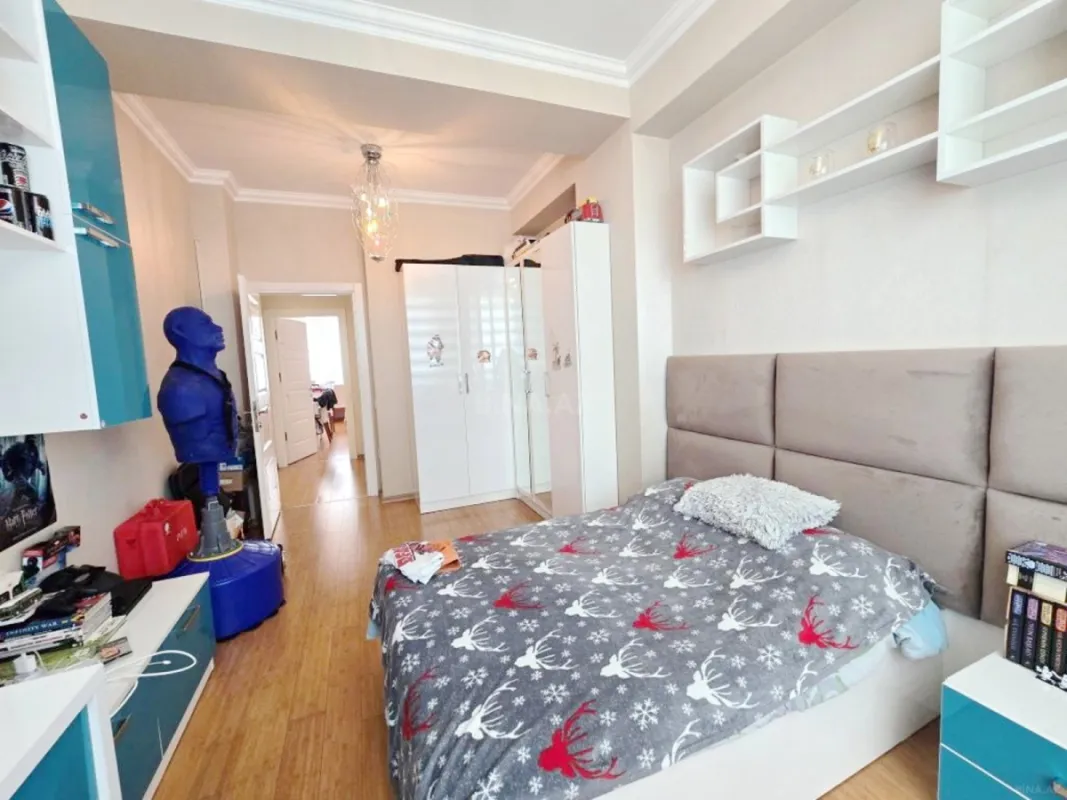 Satılır 4 otaqlı mənzil 201 m²