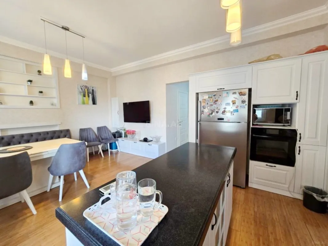 Satılır 4 otaqlı mənzil 201 m²