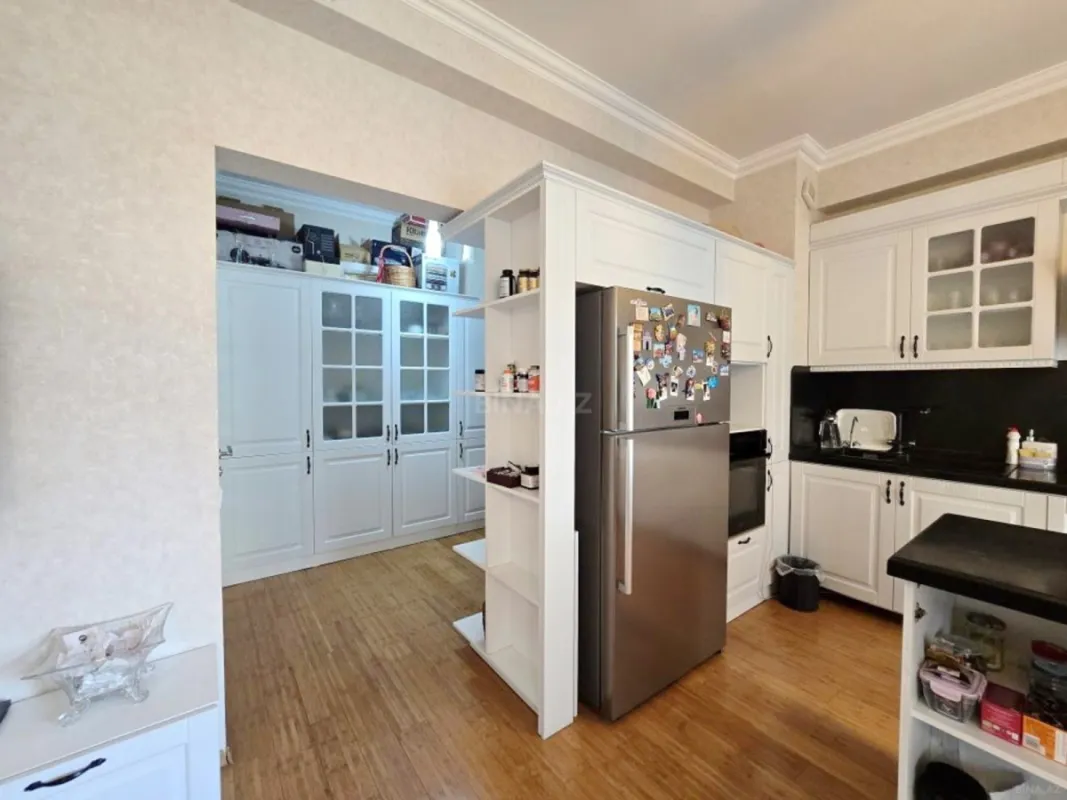 Satılır 4 otaqlı mənzil 201 m²