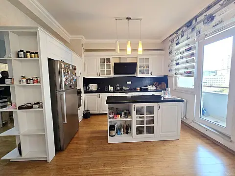 Satılır 4 otaqlı mənzil 201 m²