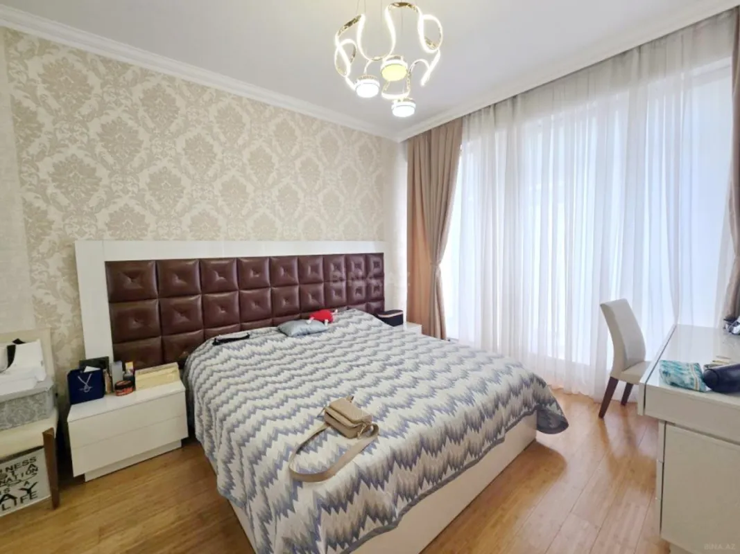 Satılır 4 otaqlı mənzil 201 m²