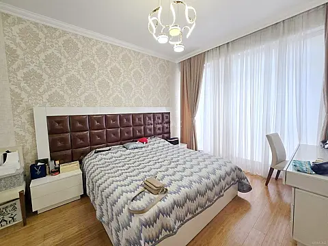 Satılır 4 otaqlı mənzil 201 m²