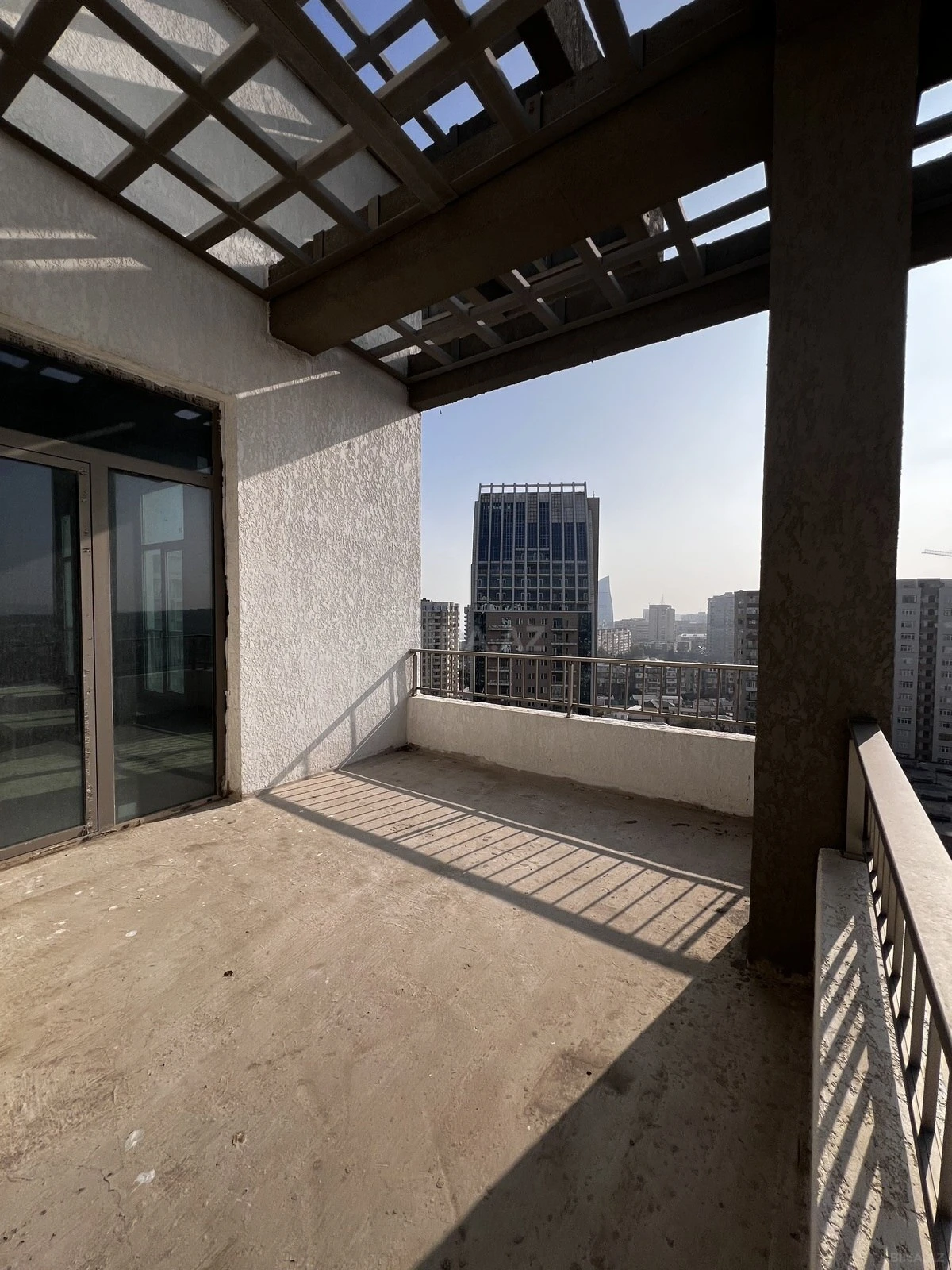 Satılır 4 otaqlı mənzil 280 m²