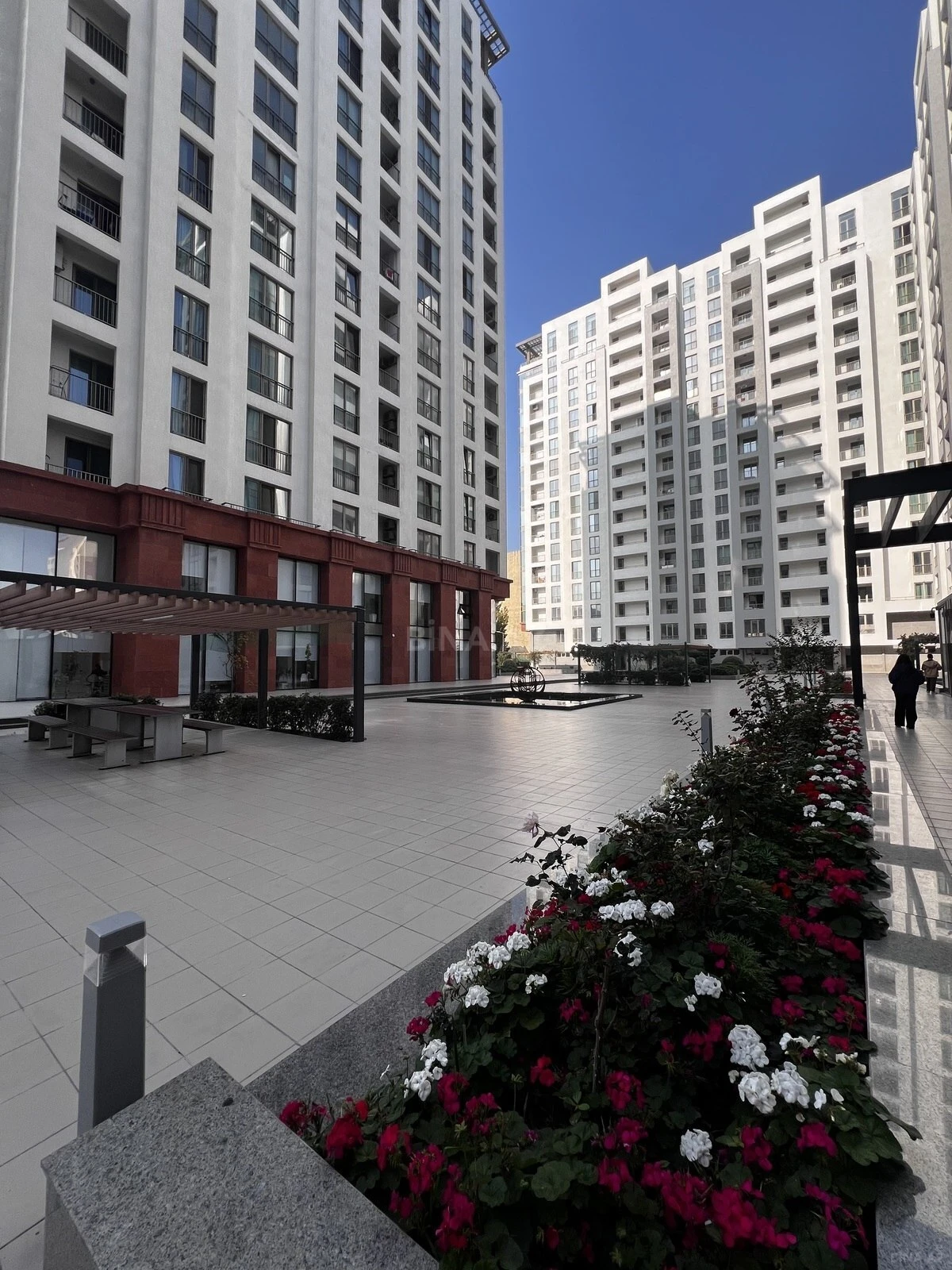 Satılır 4 otaqlı mənzil 280 m²