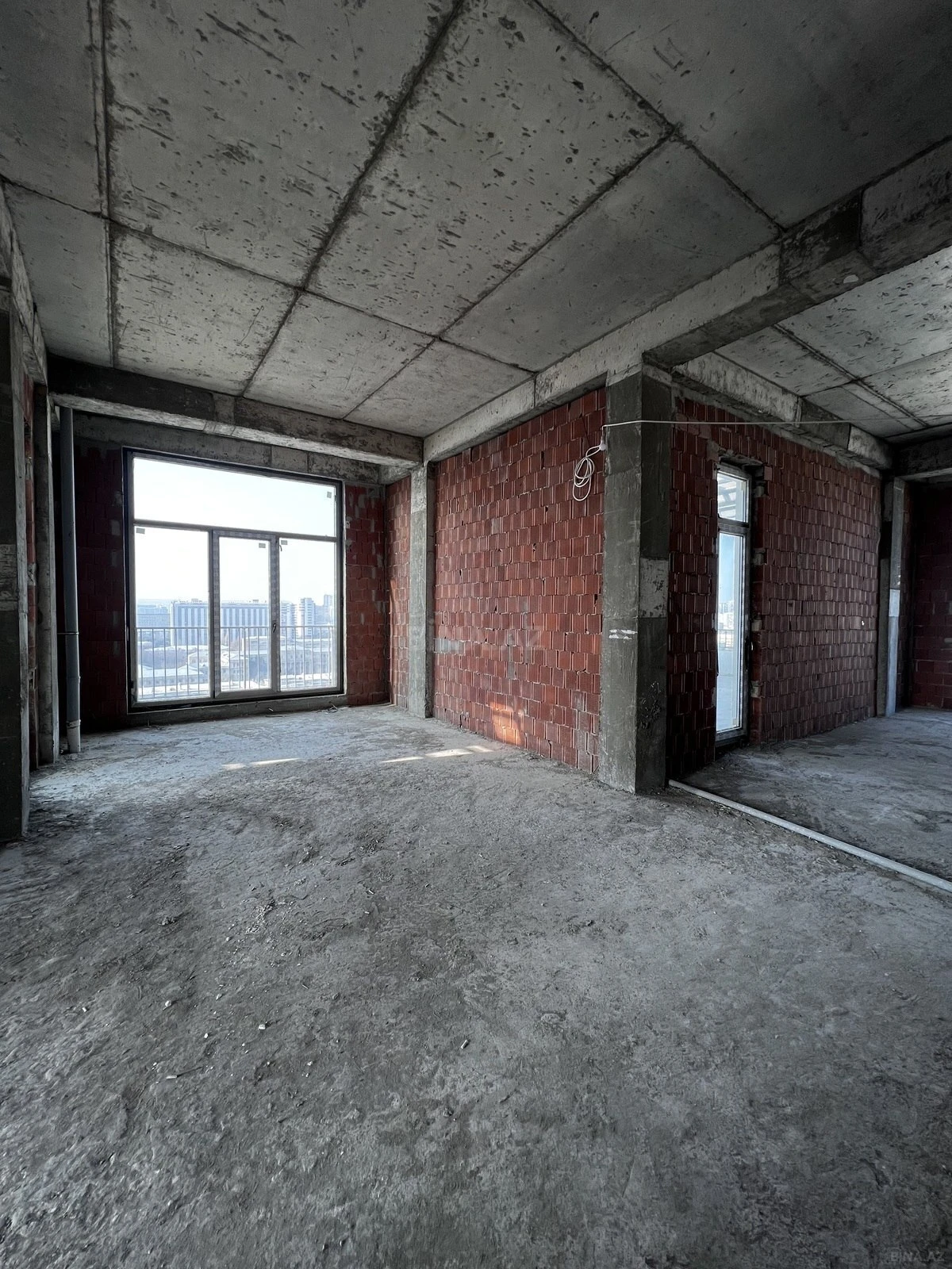 Satılır 4 otaqlı mənzil 280 m²