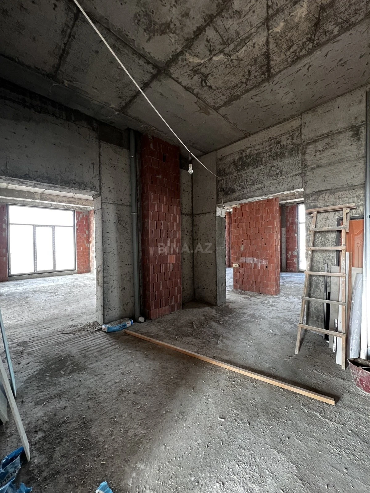 Satılır 4 otaqlı mənzil 280 m²
