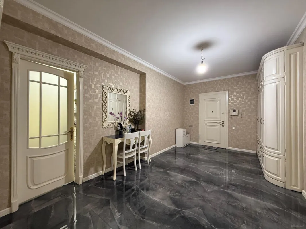 Satılır 3 otaqlı mənzil 145 m²