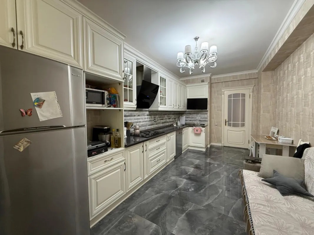 Satılır 3 otaqlı mənzil 145 m²