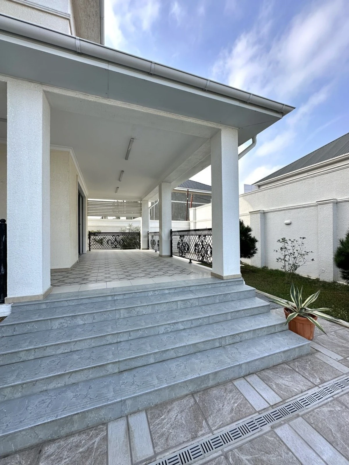 Satılır 6 otaqlı həyət evi 350 m²