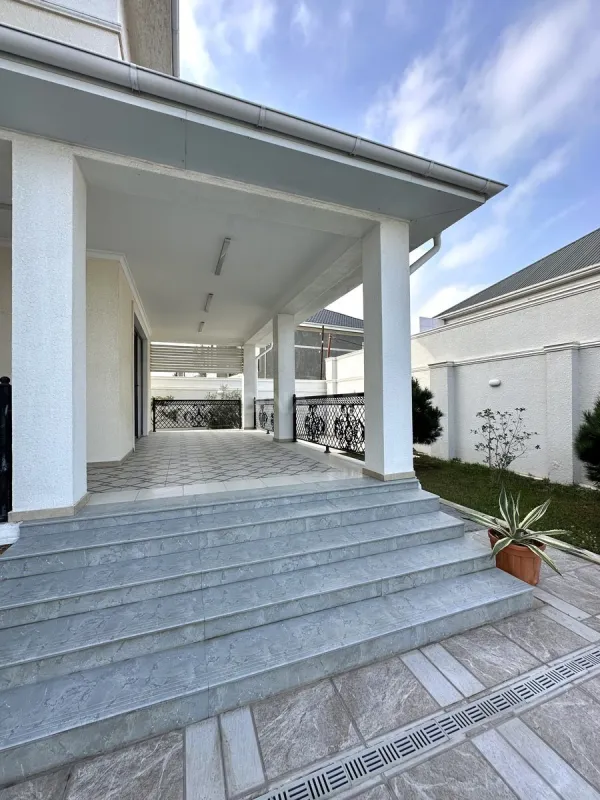 Satılır 6 otaqlı həyət evi 350 m²