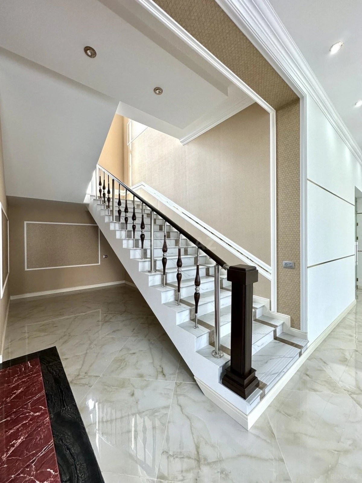 Satılır 6 otaqlı həyət evi 350 m²