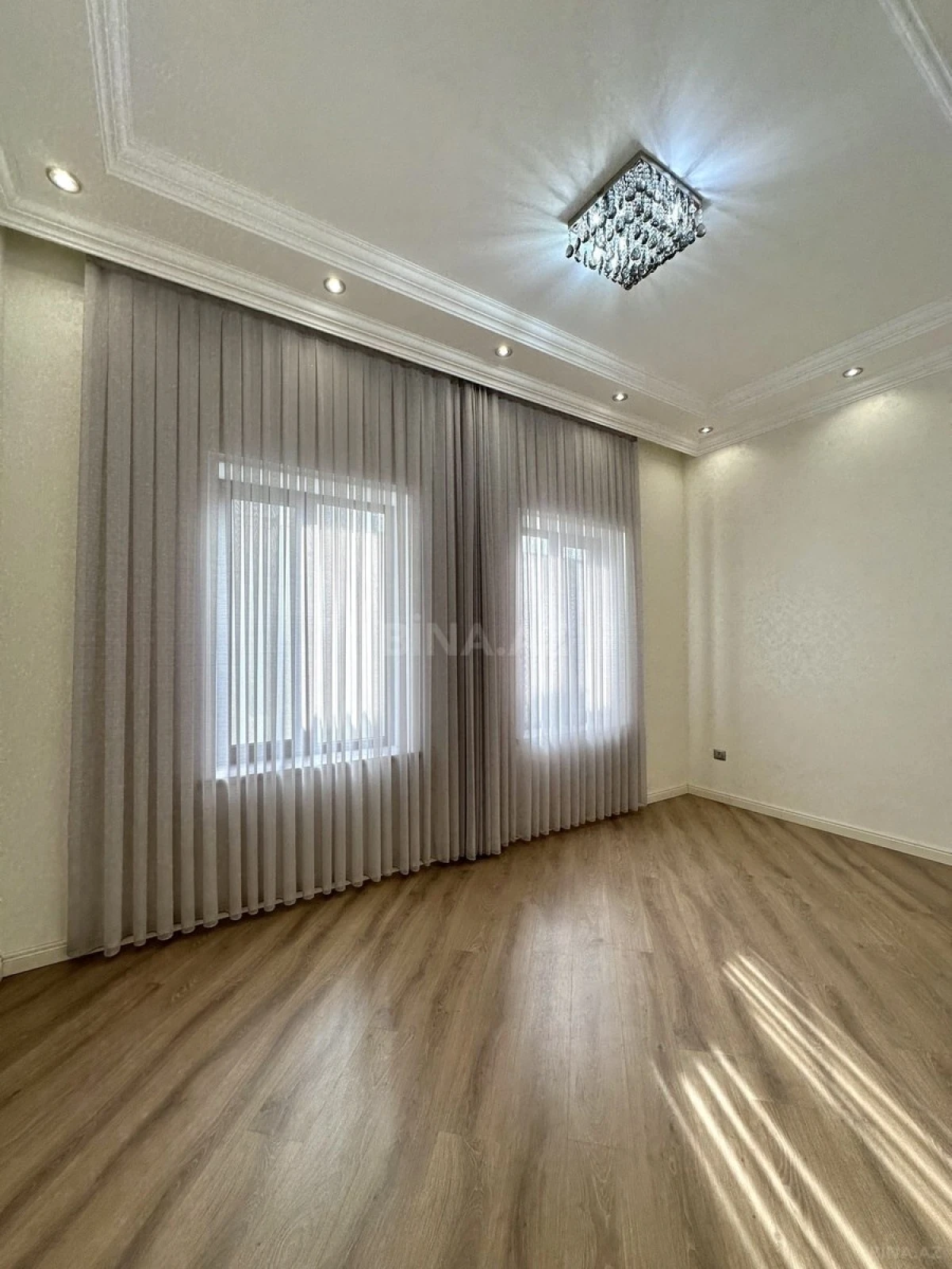 Satılır 6 otaqlı həyət evi 350 m²