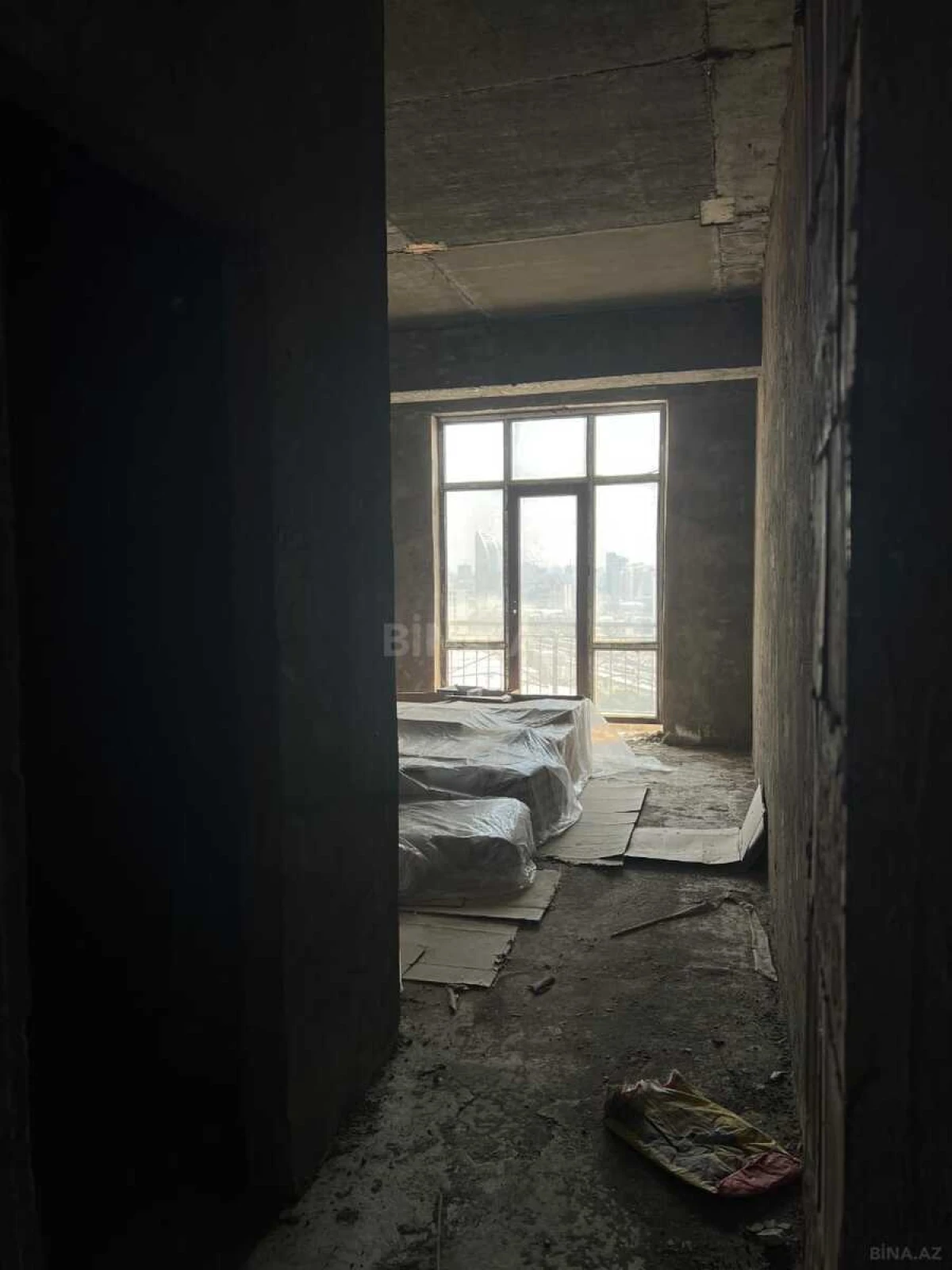 Satılır 4 otaqlı mənzil 135 m²