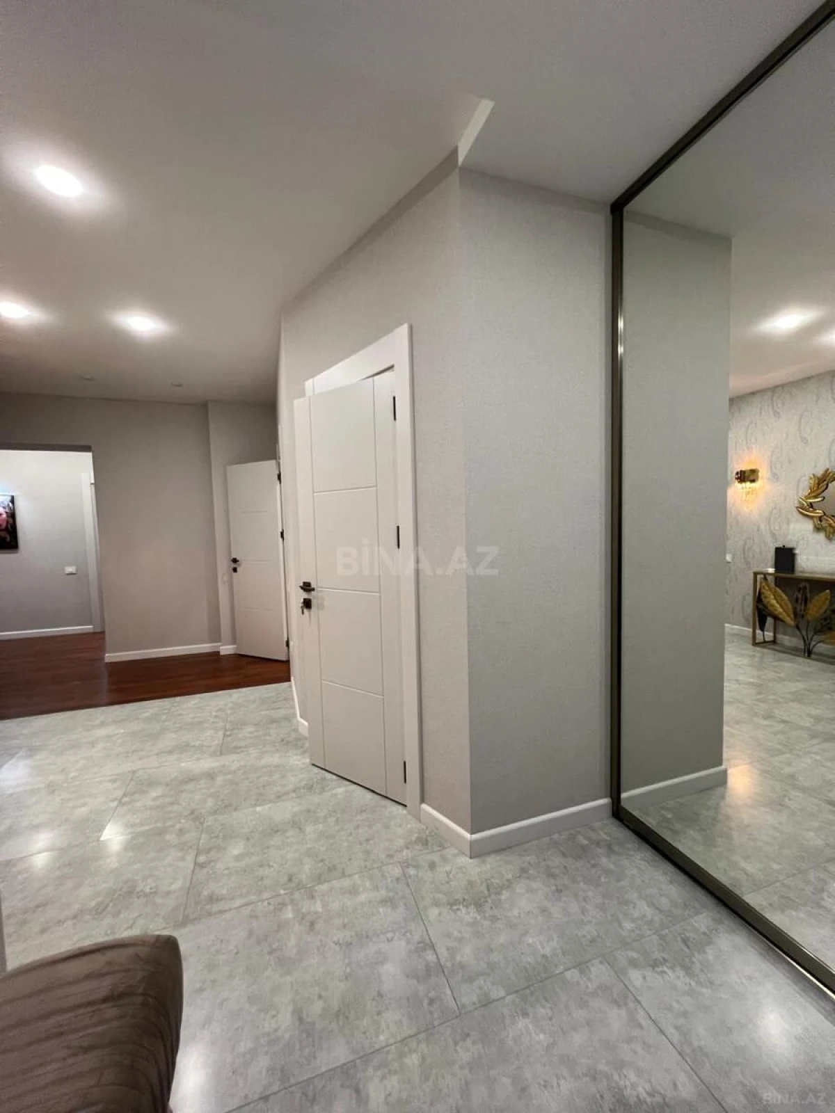 Satılır 3 otaqlı mənzil 156 m²